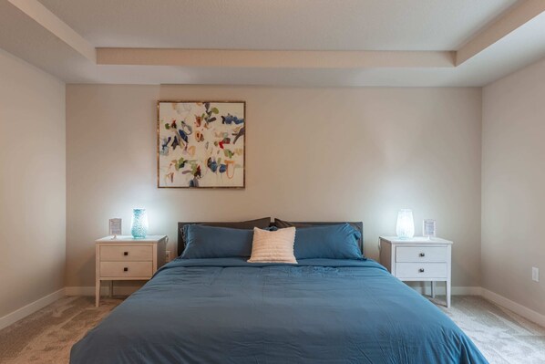 5 habitaciones, escritorio y tabla de planchar con plancha 