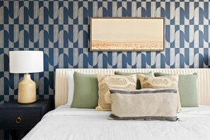 5 chambres, bureau, fer et planche à repasser, lit parapluie