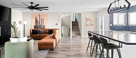 テレビ、暖炉、書庫、書斎 / ワークスペース