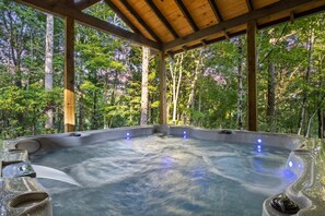 Outdoor spa tub - Surreal Views~Outdoor Fireplace Pool Table&Hot Tub (Epworth)