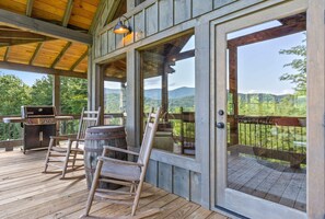 Outdoor dining - Surreal Views~Outdoor Fireplace Pool Table&Hot Tub (Epworth)