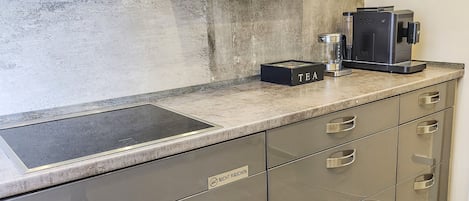 Fridge, oven, stovetop, dishwasher