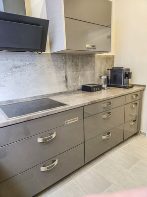 Kühlschrank, Ofen, Herdplatte, Geschirrspüler