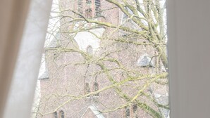 A view of a brick building with a large arched entrance and a staircase leading up to it. - Geli Homes L1 - 2x Kingsize Bett, 1 bis 4 Pers, Parkplatz, TV, Wifi, Kaffee, Tee (Lünen)