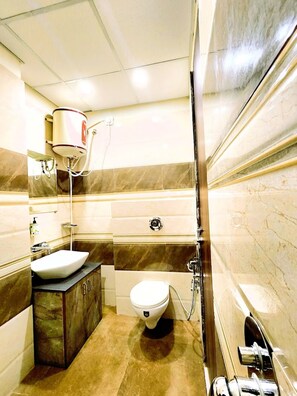 Deluxe Double Room, City View | Bathroom - Pineberry Hotels Amritsar (Amritsar)