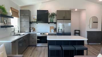 Frigorífic, microones, forn i placa de cuina