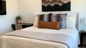 3 bedrooms, desk, iron/ironing board, travel crib