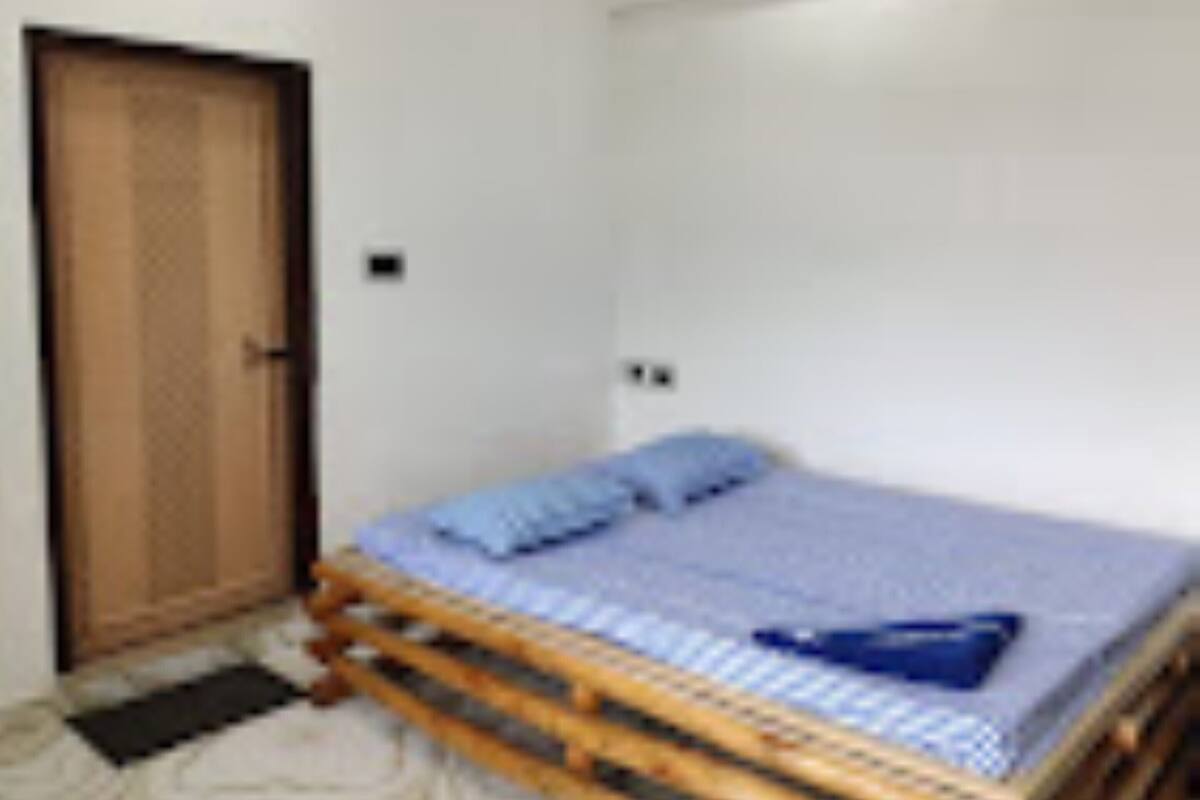 WiFi (free), bed sheets