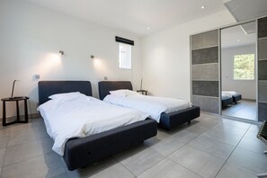6 bedrooms, iron/ironing board, free WiFi, bed sheets