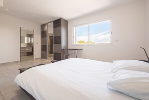 6 bedrooms, iron/ironing board, bed sheets, wheelchair access