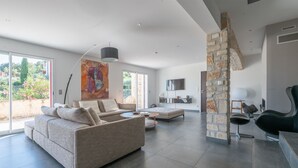 Ein modernes Wohnzimmer mit einer Couch, einem Couchtisch und einer Wand mit Steinakzenten.