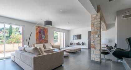 DĂ©couvrez le luxe & lâĂ©lĂ©gance de la Villa Eole