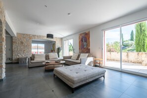 Fernseher, Kamin, Tischtennisplatte