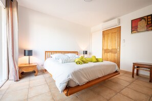 5 bedrooms, iron/ironing board, free WiFi, bed sheets