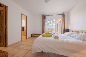 5 bedrooms, iron/ironing board, free WiFi, bed sheets