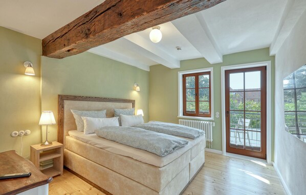 3 bedrooms, travel cot, free WiFi, bed sheets