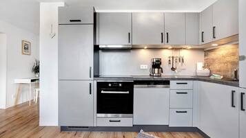 KĂŒhlschrank, Mikrowelle, Ofen, Herdplatte