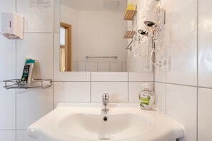 Bruser, hårtørrer, håndklæder