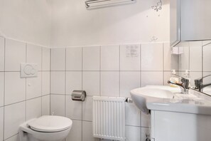 Regadera, secadora de cabello, toallas