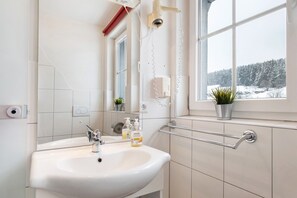 Shower, hair dryer, towels - Room 'Doppelzimmer Mit Balkon 29' with Shared Garden, Balcony and Wi-Fi (St. Georgen)