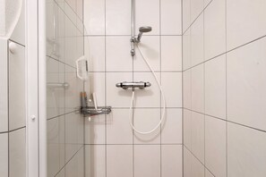Douche, sĂšche-cheveux, serviettes fournies