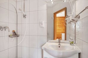 Douche, sĂšche-cheveux, serviettes fournies