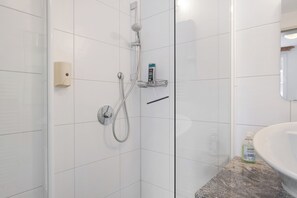 Douche, sĂšche-cheveux, serviettes fournies