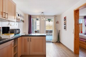 Frigorifero, microonde, piano cottura, macchina per tè/caffè