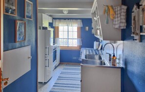 Fridge, oven, stovetop, coffee/tea maker