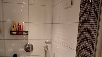 Douche, sĂšche-cheveux, serviettes fournies