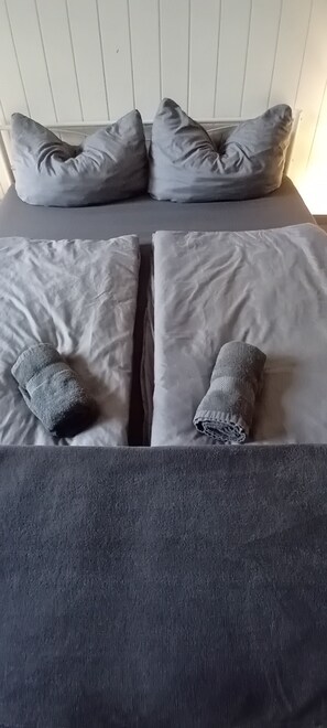 2 室のベッドルーム、WiFi (無料)、ベッドシーツ