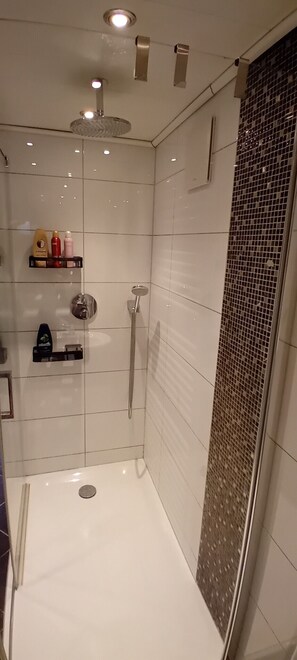 Bruser, hårtørrer, håndklæder