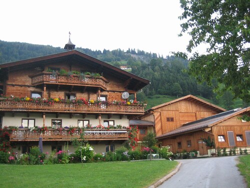 Chalet "Oberbründlingchalet" avec vue sur les montagnes, terrasse privée et Wi-Fi