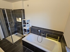 Regadera, amenidades de baño gratuitas, secadora de cabello, toallas 