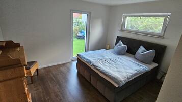 2 bedrooms, iron/ironing board, free WiFi, bed sheets