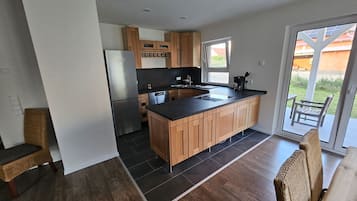 Fridge, oven, stovetop, dishwasher