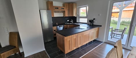 Réfrigérateur, un four, surface de cuisson, lave-vaisselle