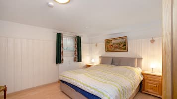 2 bedrooms, iron/ironing board, bed sheets