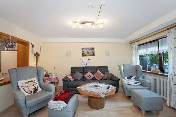 Fernseher, DVD-Player, Stereoanlage