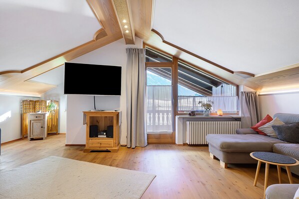 TV - Apartment 'Ferienwohnung Westernberg' with Mountain View, Balcony and Wi-Fi (Ruhpolding)