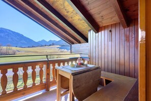 Outdoor dining - Apartment 'Ferienwohnung Westernberg' with Mountain View, Balcony and Wi-Fi (Ruhpolding)