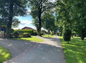 Property grounds - Holiday Home 'Idylle Ferienhaus Ems' with Lake View, Wi-Fi and Air Conditioning (Walchum)