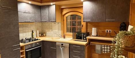 Køleskab, mikrobølgeovn, ovn, kogeplade