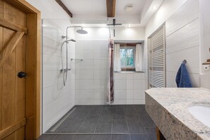 Dusche, Haartrockner, Handtücher