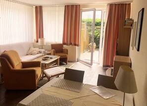 Een televisie en een stereo