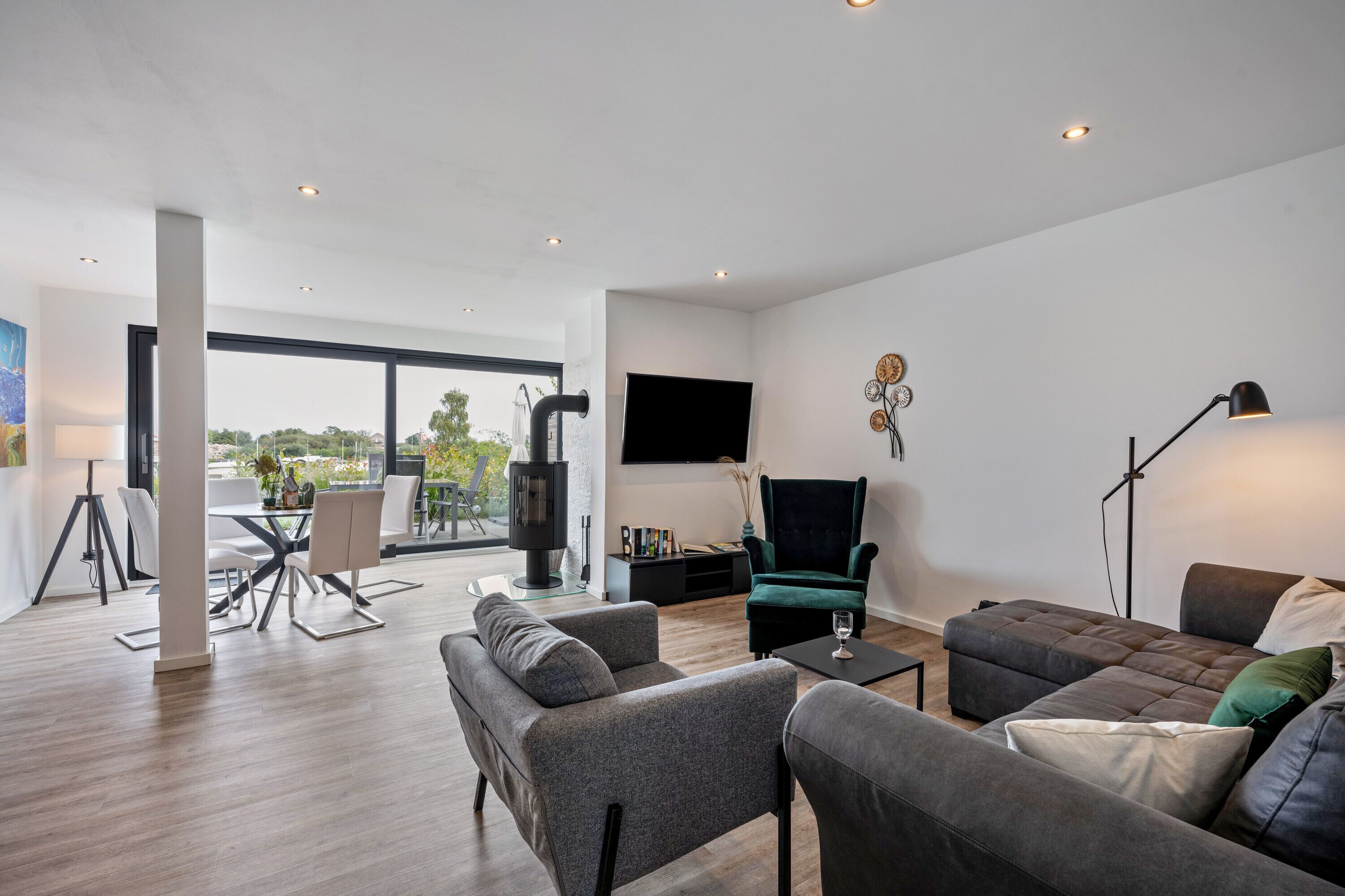 Fernseher, Kamin, Stereoanlage