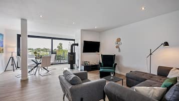 Fernseher, Kamin, Stereoanlage