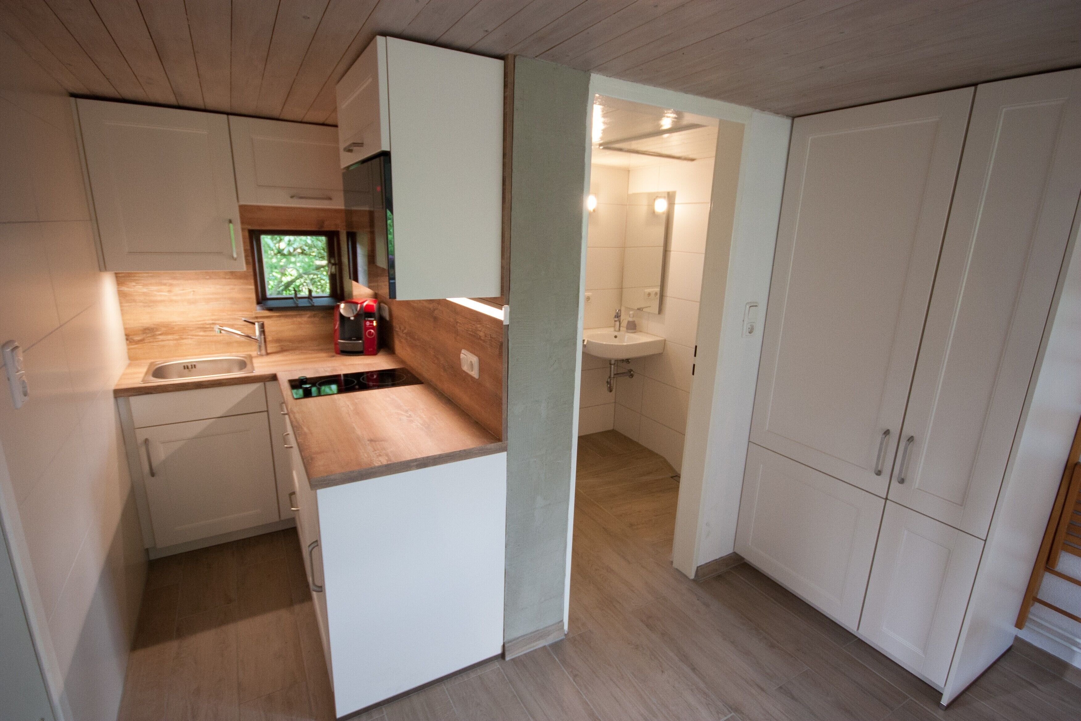 Kühlschrank, Mikrowelle, Herdplatte, Wasserkocher mit Kaffee-/Teezubehör
