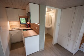 Réfrigérateur, micro-ondes, plaque de cuisson, cafetière/bouilloire