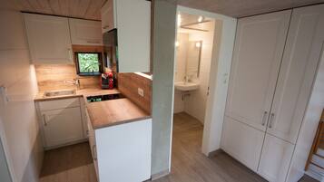 Kühlschrank, Mikrowelle, Herdplatte, Wasserkocher mit Kaffee-/Teezubehör